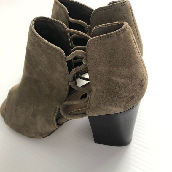 New! Tahari peep toe block heel bootie NWOT - Picture 4 of 12